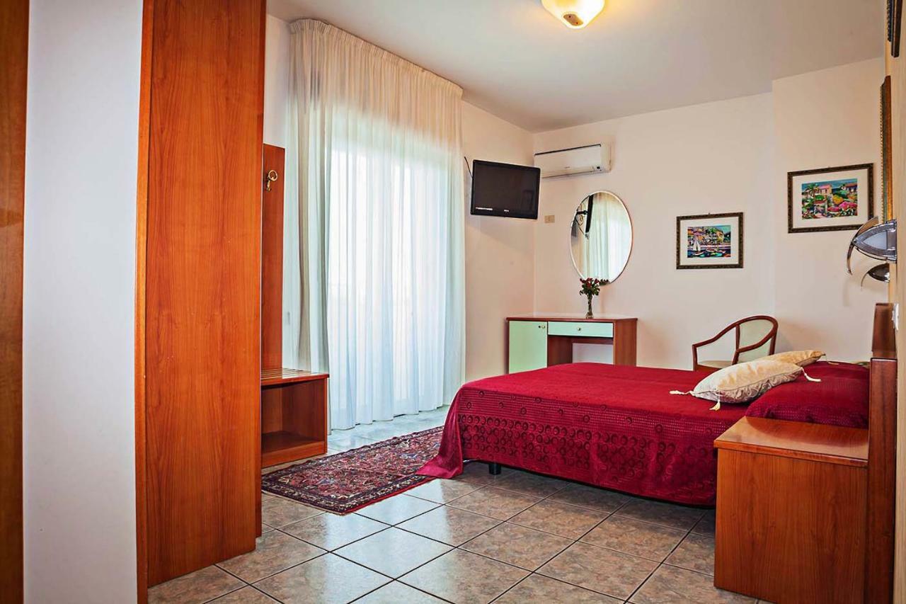 Hotel Haus Charlotte San Benedetto del Tronto Buitenkant foto